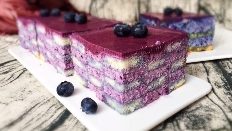 6寸蓝莓慕斯蛋糕,蛋糕刀用热水烫过后用，每切一刀擦干后再切，蛋糕内部组织完美，颜色也漂亮。