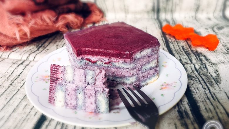 6寸蓝莓慕斯蛋糕,可以品尝了，夏天吃点慕斯蛋糕也是一种享受。