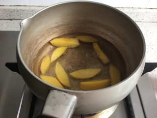 桃橙之恋 夏日饮品,倒入锅中加入水煮沸
