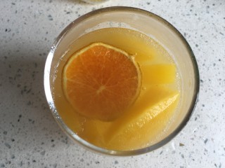 桃橙之恋 夏日饮品,放入橙子，放入冰块，冰箱冷藏三四个小时口感最佳