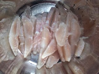 外脆里嫩的茄汁鱼片,将鱼切成厚度1厘米左右的片状。

巴沙鱼必须完全解冻再用，洗干净后沥干水再切。
