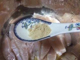 外脆里嫩的茄汁鱼片,鸡精1/4汤匙。