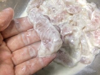外脆里嫩的茄汁鱼片,用手搅拌均匀，然后腌制15分钟。

粉浆裹稠点，炸出来的成品比较脆，而且不容易断掉。可根据自己的喜好增减淀粉用量。

巴沙鱼肉质细嫩，用手搅拌比用筷子更温柔。
