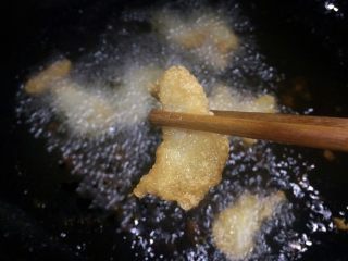 外脆里嫩的茄汁鱼片,适量油加热，用筷子试一下油炸温度，如果有均匀细密的小泡泡沿着筷子冒出来就可以炸啦。

中小火炸鱼片，炸到微微金黄即可。