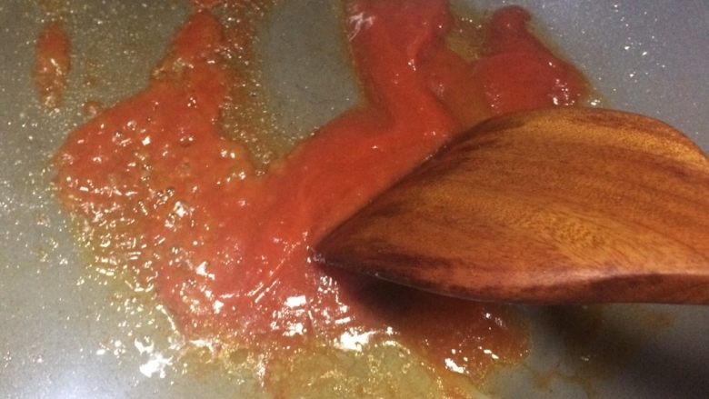 外脆里嫩的茄汁鱼片,锅里放适量油，放5汤匙<a style='color:red;display:inline-block;' href='/shicai/ 699'>番茄酱</a>、一点点盐、少许清水、2汤匙砂糖，小火煮到砂糖融化。