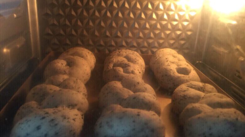 佛系养生黑芝麻辫子面包,第二十二步：发酵完成后放入预热好的烤箱185度20分钟出炉晾凉密封保存