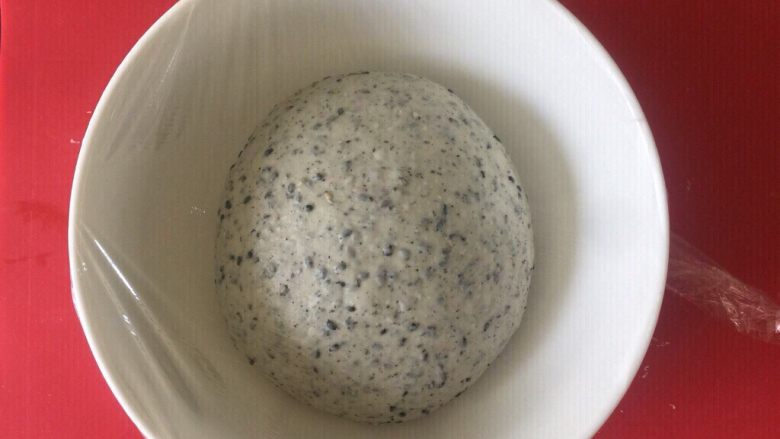 佛系养生黑芝麻辫子面包,第十步：滚圆放入发酵碗中盖上保鲜膜开始一发，室温发酵
