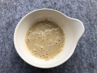 南瓜发糕,5g酵母放入碗里，加入30g温水搅拌至融化