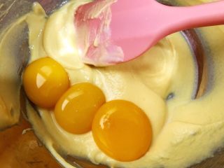 无油酸奶玉米蛋糕,鸡蛋分离，蛋黄加入玉米糊里