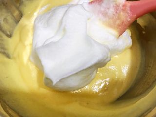 无油酸奶玉米蛋糕,切记不能划圈搅拌会消泡，用从下往上翻拌的手法哦