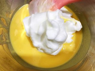 无油酸奶玉米蛋糕,分三次把打发好的蛋白跟蛋黄糊混合均匀