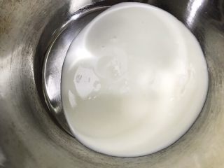 无油酸奶玉米蛋糕,盆里倒入浓稠酸奶