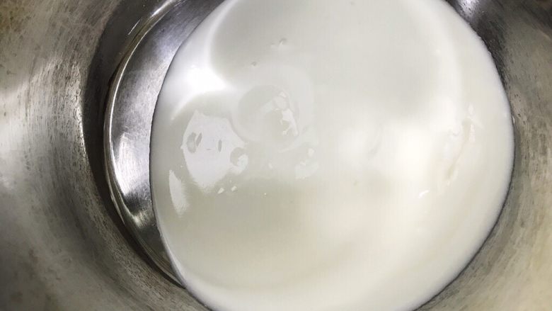 无油酸奶玉米蛋糕,盆里倒入浓稠酸奶