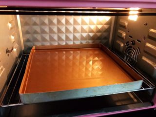 无油酸奶玉米蛋糕,烤盘加入热水，放入烤箱下层130度上下火预热