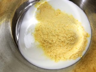 无油酸奶玉米蛋糕,筛入玉米面翻拌均匀，是细玉米面可不是玉米淀粉哦