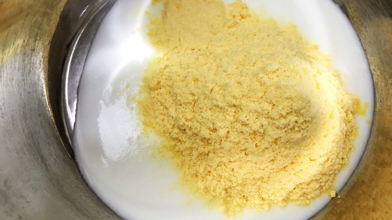 无油酸奶玉米蛋糕,筛入玉米面翻拌均匀，是细玉米面可不是玉米淀粉哦