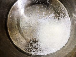 无油酸奶玉米蛋糕,另取一个无水无油的盆加入白糖和盐