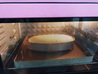 无油酸奶玉米蛋糕,放入预热好的烤箱里130度上下火水浴烤60分钟左右