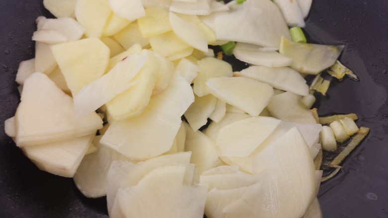 辣白菜土豆片,然后放入土豆片炒。