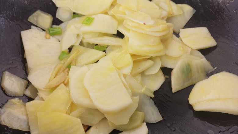 辣白菜土豆片,翻炒一分钟左右。