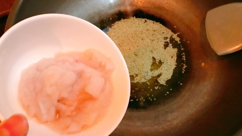 蒜蓉辣椒酱,接着放入葱头泥。