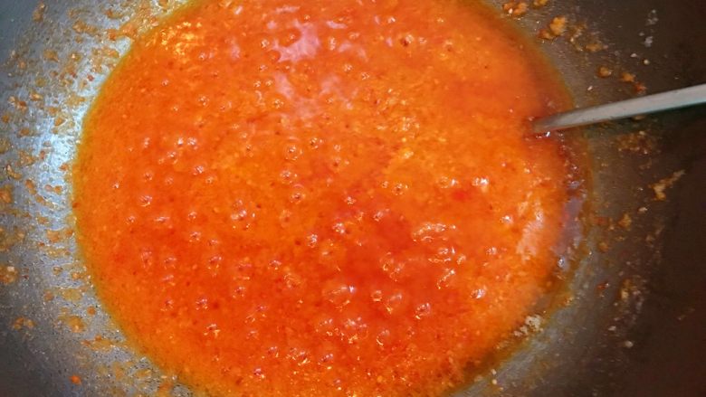 蒜蓉辣椒酱,不断搅拌。以防粘锅。最好使用厚些的炒锅。煮开的状态搅拌30分钟。