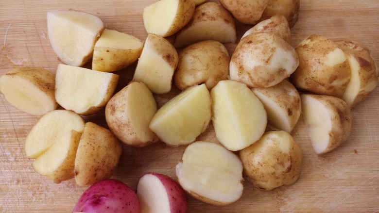酱香小土豆,把小土豆切成小块儿，但是不用去皮。