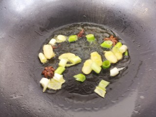 酱香小土豆,然后再放入葱和姜炒香。