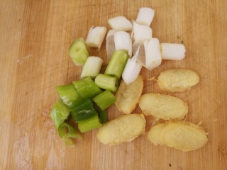 酱香小土豆,然后切点葱花和姜片。