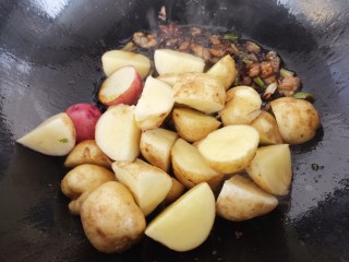 酱香小土豆,然后加入小土豆。