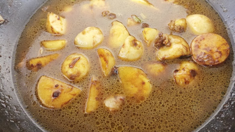 酱香小土豆,然后加入适量的水。盖上锅盖，开始炖15分钟左右。