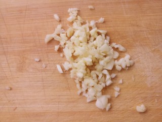 大头菜炒粉条,然后把蒜切成蒜末。