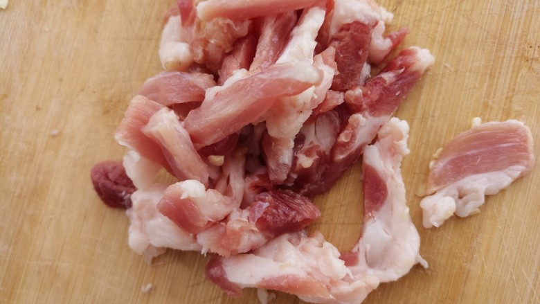 家常尖椒炒肉,把猪肉切成条状。