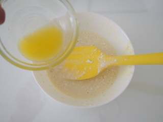 香蕉班戟卷,加入融化的黄油，搅拌均匀。