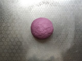 全麦紫薯双色馒头,取出用手揉至光滑