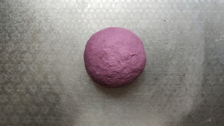 全麦紫薯双色馒头,取出用手揉至光滑
