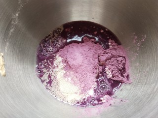 全麦紫薯双色馒头,紫薯部分全部混合均匀