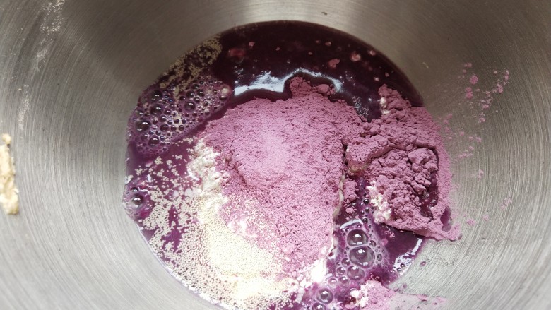 全麦紫薯双色馒头,紫薯部分全部混合均匀