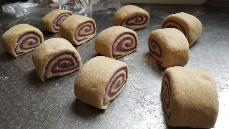 全麦紫薯双色馒头,均匀切刀，不要太窄发酵容易倒