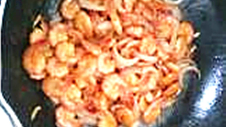 洋葱炒虾,最后放入洋葱条翻炒一会儿，待到洋葱熟而不蔫就可以出锅了。
