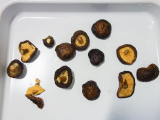天然调味料—香菇粉,烤箱120度预热，烤盘上摆上香菇