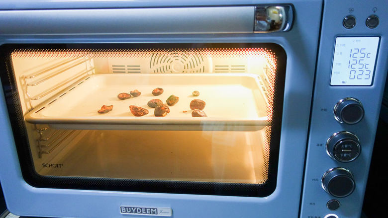 天然调味料—香菇粉,	放在烤箱内烤20分钟左右