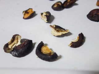 天然调味料—香菇粉,有些香菇比较厚可以把香菇掰开小块，继续烤到干燥就可以了