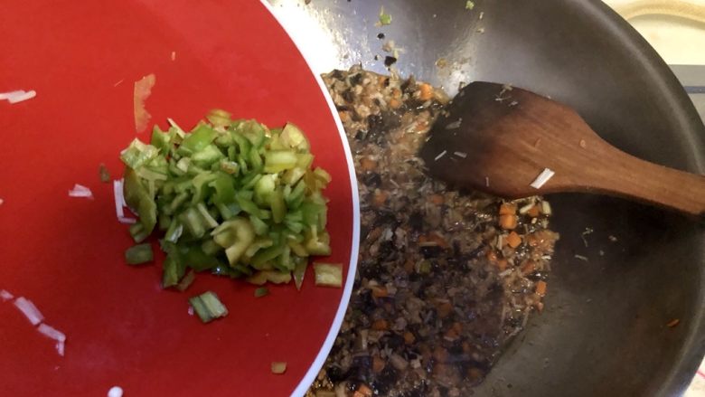“双嫩”合璧，五彩纳福➕彩蔬肉末豆腐蒸蛋,加上青椒碎翻炒均匀