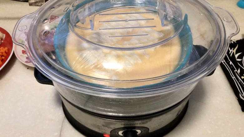 “双嫩”合璧，五彩纳福➕彩蔬肉末豆腐蒸蛋,水开，放入蒸锅，蒸15到20分钟，根据大家的蒸锅性能，调整时间。因为内脂豆腐水分多，会比一般蒸水蛋时间要稍微长一点