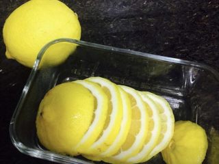 减肥美白蜂蜜柠檬🍋茶🍵,柠檬🍋用盐水搓洗干净切片待用