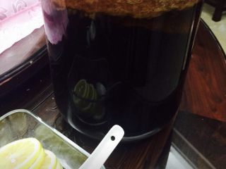 减肥美白蜂蜜柠檬🍋茶🍵,准备好蜂蜜就可以直接进容器里就可以了。太大的蜂蜜罐子。可以用勺子掏些出来。