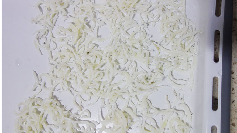 补钙又美味的虾皮粉,银鱼放在烤盘上 薄薄的铺一层