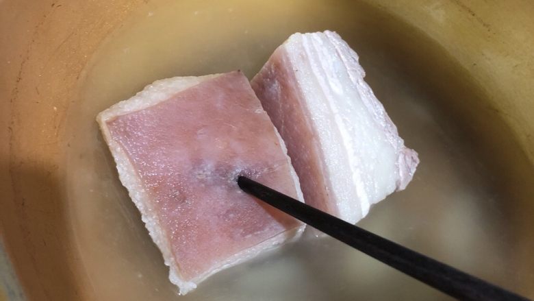 莲白回锅肉,煮20分钟，筷子可以轻易戳进猪皮为最好，别太熟了，容易碎