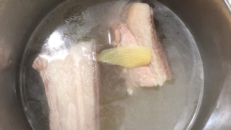 莲白回锅肉,把肉泡在肉汤里晾凉
